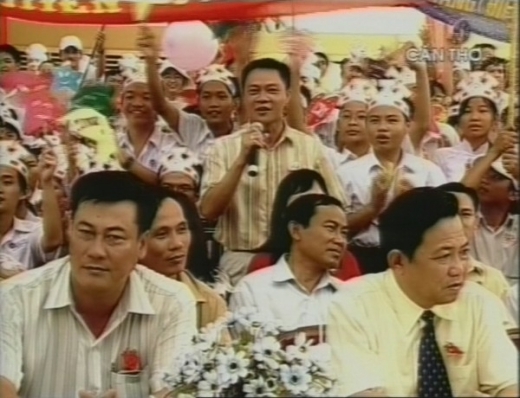 
	
	MC Trần Quang Minh năm 2005 tại đầu cầu Cần Thơ. - Tin sao Viet - Tin tuc sao Viet - Scandal sao Viet - Tin tuc cua Sao - Tin cua Sao